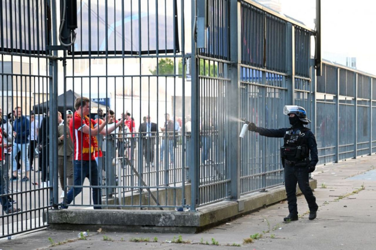 Finala Ligii Campionilor, întârziată din cauza incidentelor din afara stadionului. Fanii lui Liverpool, întâmpinați cu gaze lacrimogene de poliție _1