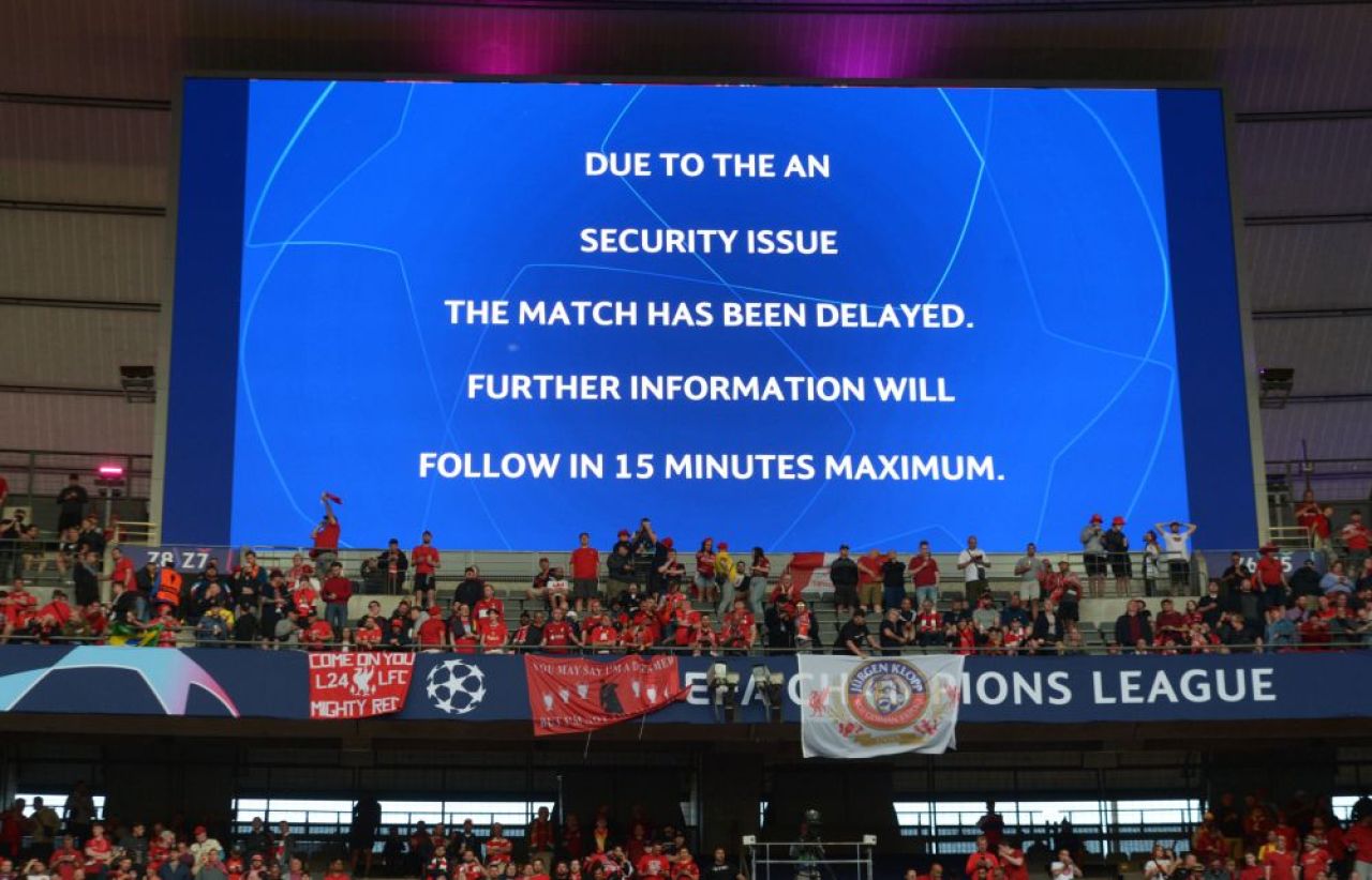 Finala Ligii Campionilor, întârziată din cauza incidentelor din afara stadionului. Fanii lui Liverpool, întâmpinați cu gaze lacrimogene de poliție _2