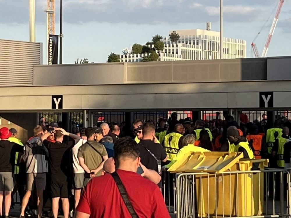 Finala Ligii Campionilor, întârziată din cauza incidentelor din afara stadionului. Fanii lui Liverpool, întâmpinați cu gaze lacrimogene de poliție _3
