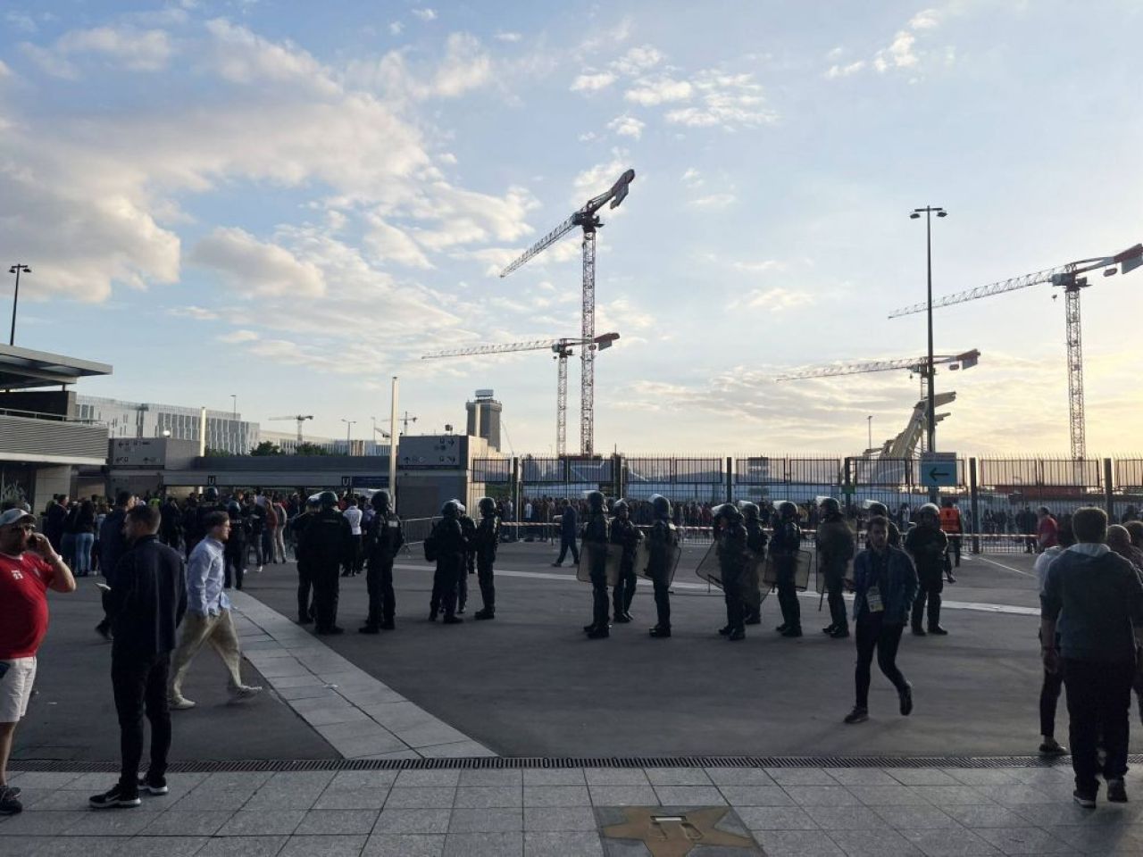 Finala Ligii Campionilor, întârziată din cauza incidentelor din afara stadionului. Fanii lui Liverpool, întâmpinați cu gaze lacrimogene de poliție _4