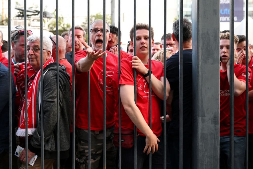 Finala Ligii Campionilor, întârziată din cauza incidentelor din afara stadionului. Fanii lui Liverpool, întâmpinați cu gaze lacrimogene de poliție _5