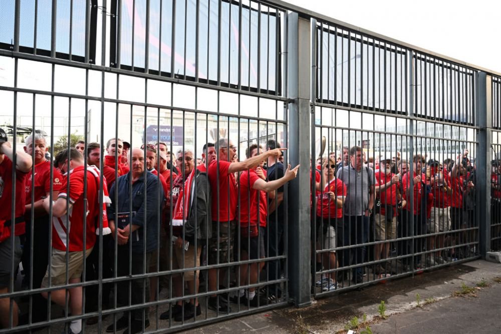 Finala Ligii Campionilor, întârziată din cauza incidentelor din afara stadionului. Fanii lui Liverpool, întâmpinați cu gaze lacrimogene de poliție _6