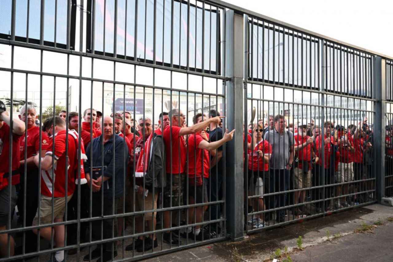 Finala Ligii Campionilor, întârziată din cauza incidentelor din afara stadionului. Fanii lui Liverpool, întâmpinați cu gaze lacrimogene de poliție _6