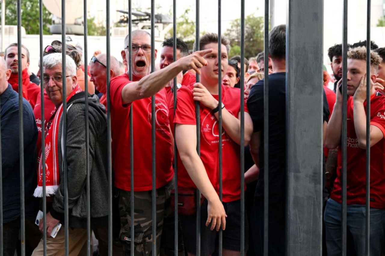 Finala Ligii Campionilor, întârziată din cauza incidentelor din afara stadionului. Fanii lui Liverpool, întâmpinați cu gaze lacrimogene de poliție _7