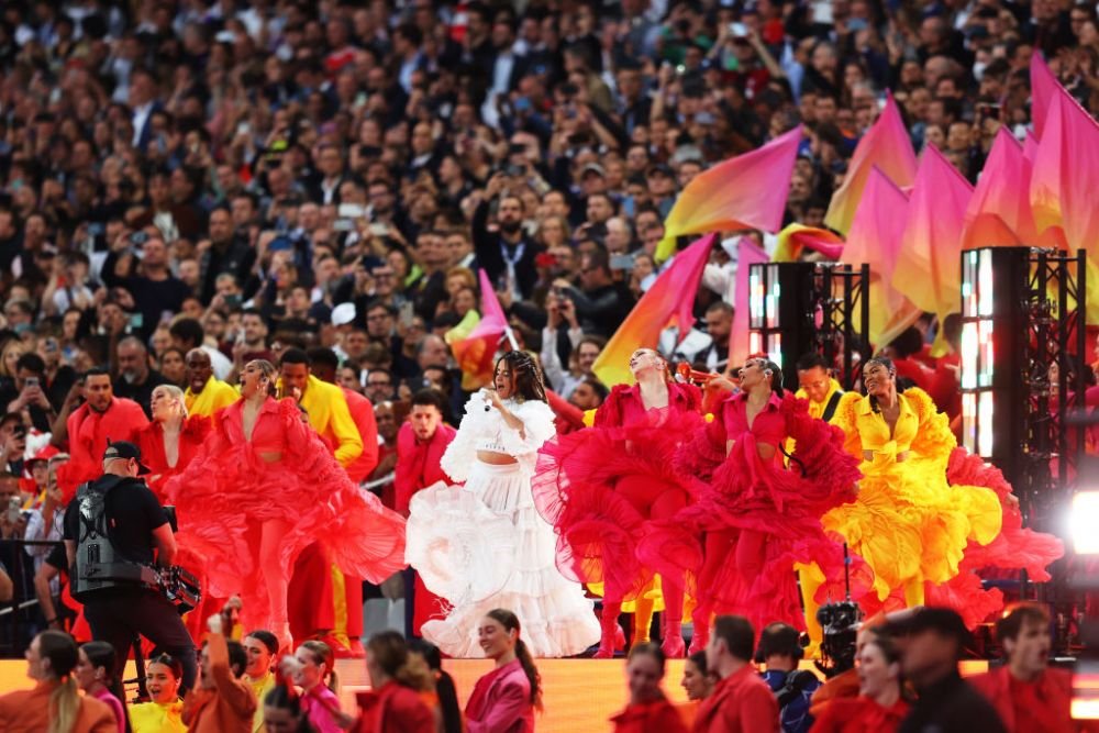 Imagini incendiare înaite de startul finalei Champions League! Camila Cabello a încins atmosfera pe Stade de France_12