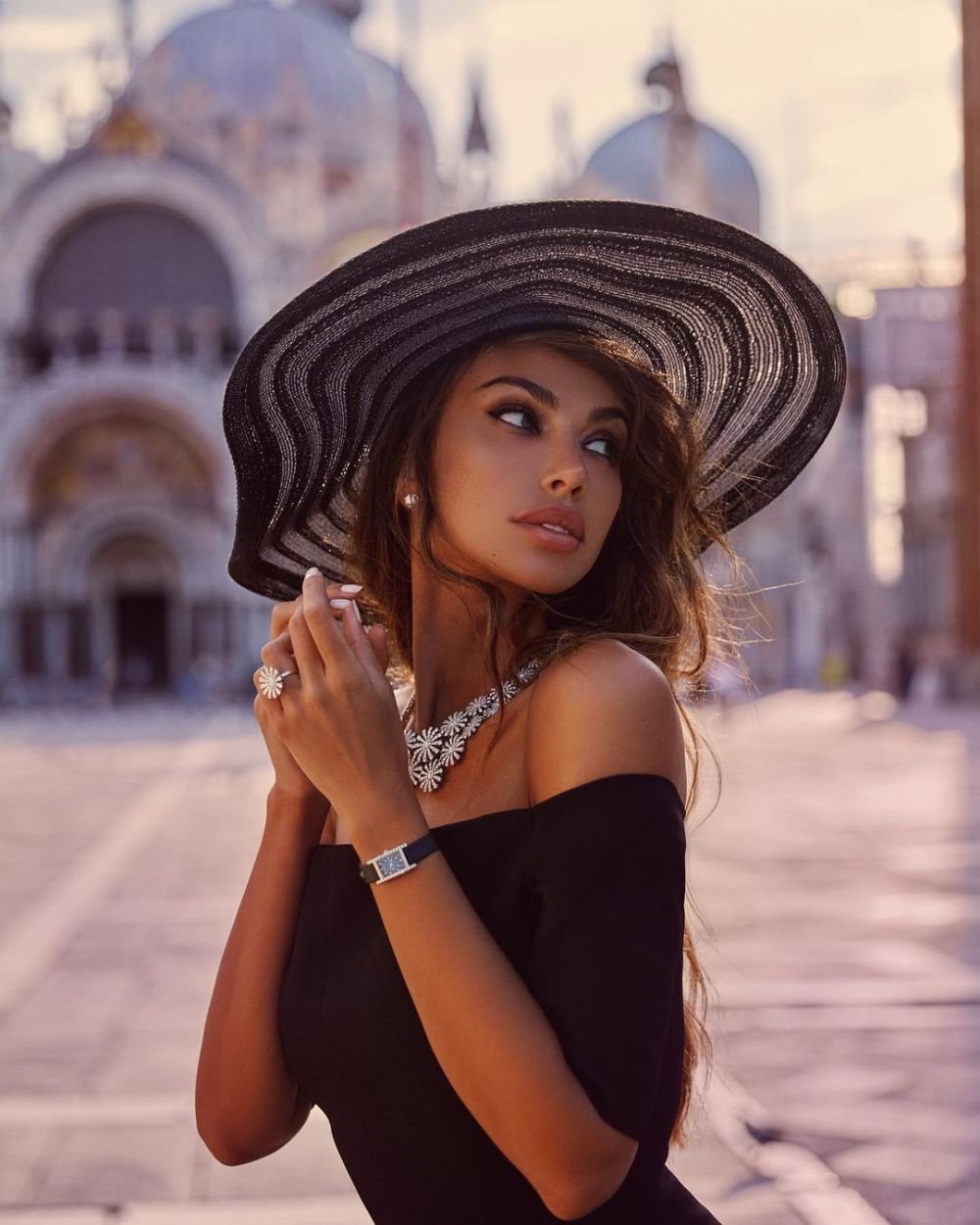 Mădălina Ghenea, îndragită de un patron din Liga 1: „A promis că o să vină la un meci!” _21