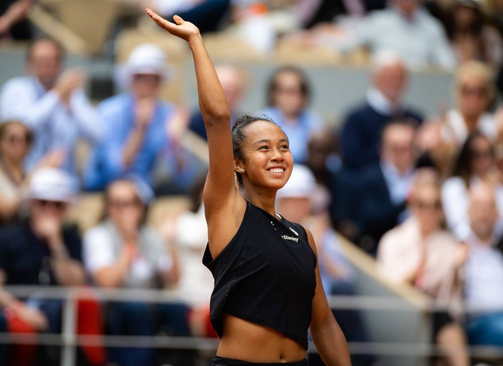 „Mă bucur că am jucat bine în fața lui Thierry” Henry a aplaudat-o pe Leylah Fernandez: primele sfertfinaliste ale Roland Garros 2022_8
