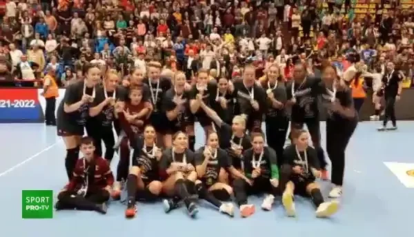 Rapid, campioană după 19 ani la handbal! Victorie uriașă cu Râmnicu Vâlcea: 35-27! CSM s-a impus cu Baia Mare, dar nu a fost de ajuns