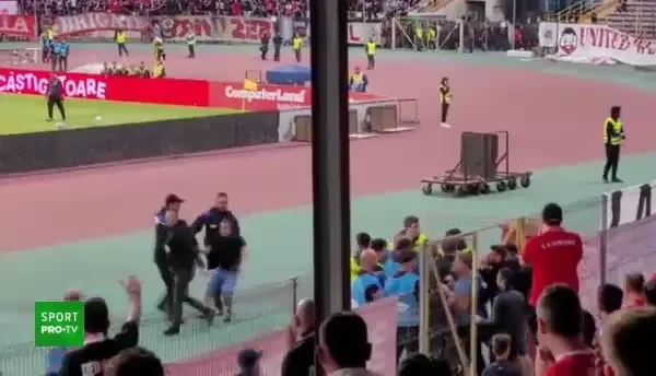 Scandal înainte de startul meciului! Fanii dinamoviști au sărit la bătaie cu jandarmii
