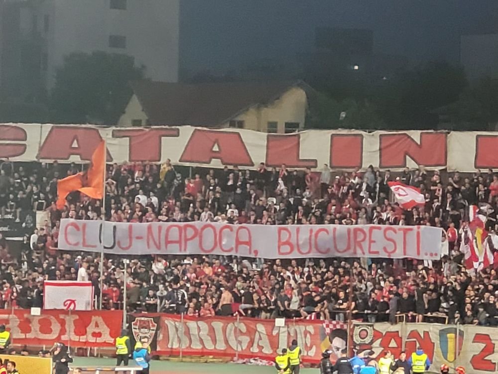 Fanii lui Dinamo au renunțat la amenințări și au trecut la mesaje de susținere. Ce bannere au afișat în timpul meciului_3