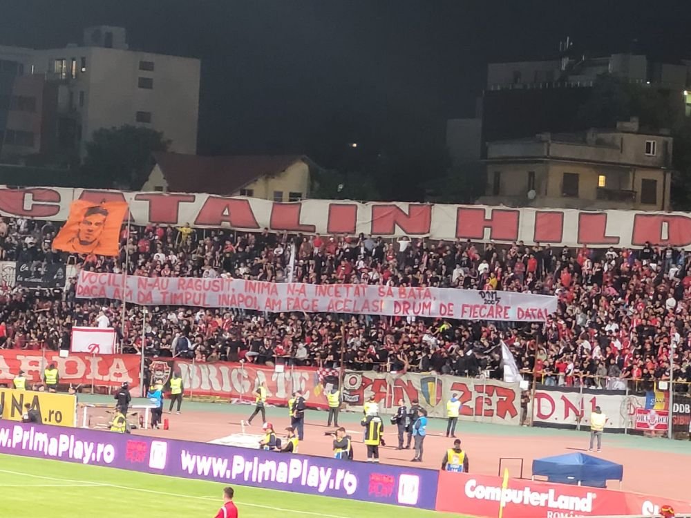Fanii lui Dinamo au renunțat la amenințări și au trecut la mesaje de susținere. Ce bannere au afișat în timpul meciului_5