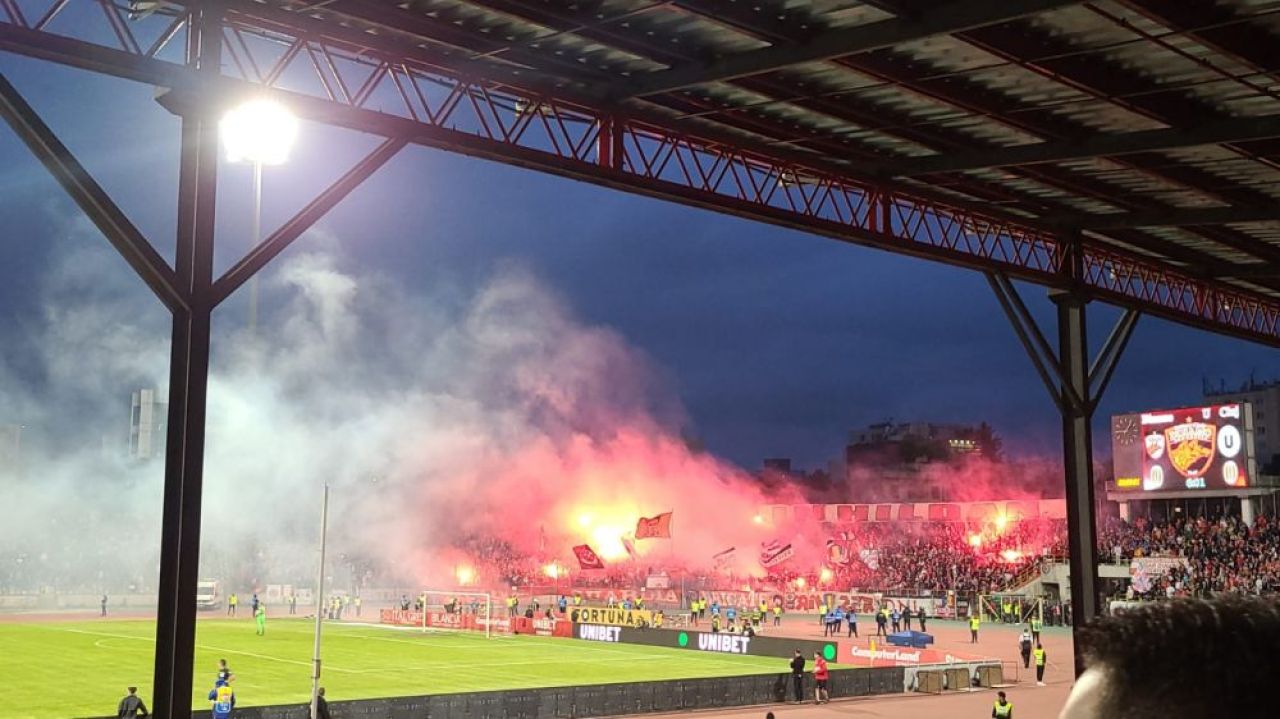 Fanii lui Dinamo au renunțat la amenințări și au trecut la mesaje de susținere. Ce bannere au afișat în timpul meciului_6