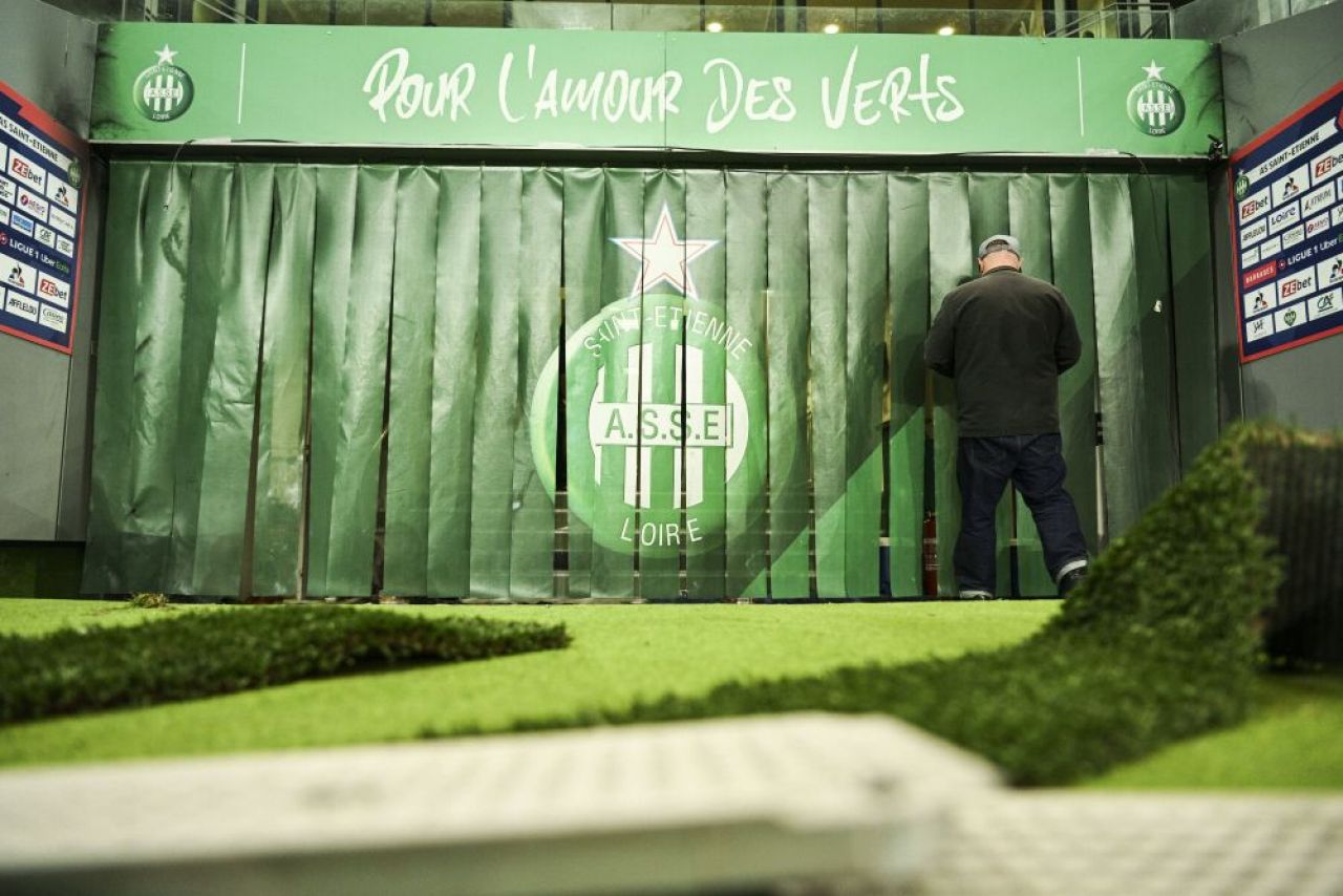 Imagini incredibile din Franța! Fanii lui Saint-Etienne au făcut prăpăd după ce echipa a retrogradat. S-au aruncat torțe spre tunel_27