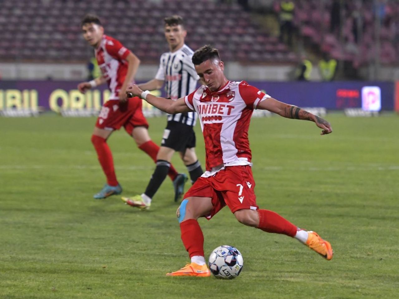 Bănuieli în vestiarul lui Dinamo? Un jucător s-ar fi dat lovit înainte de barajul cu U Cluj, club cu care ar fi purtat discuții_4