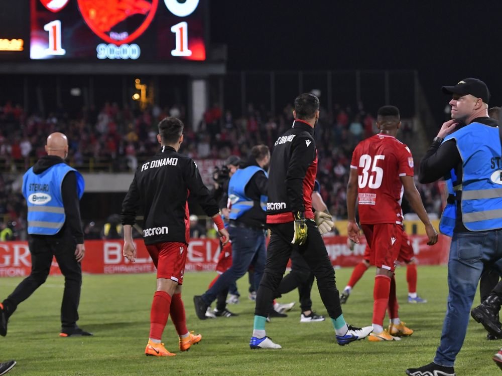 Bănuieli în vestiarul lui Dinamo? Un jucător s-ar fi dat lovit înainte de barajul cu U Cluj, club cu care ar fi purtat discuții_7