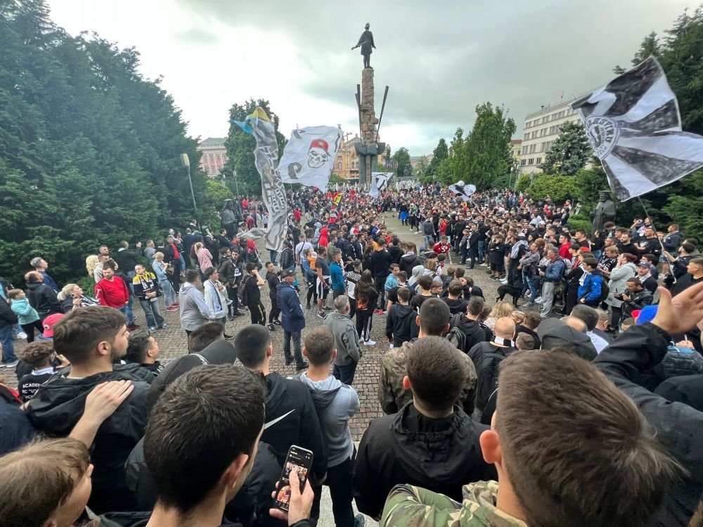 Fanii lui U Cluj au ”împânzit” orașul! ”Șepcile roșii” au sărbătorit promovarea alături de jucători_3