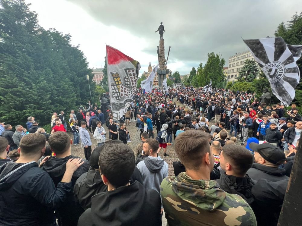 Fanii lui U Cluj au ”împânzit” orașul! ”Șepcile roșii” au sărbătorit promovarea alături de jucători_4