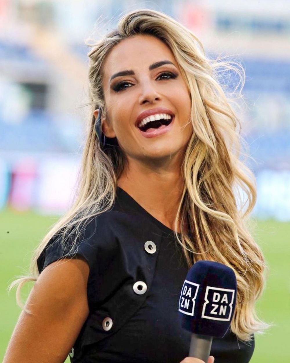 Diletta Leotta are o rivală pe măsură! Noua sa colegă este o blondă superbă, cu fizic de model: cu ce fotbalist a fost pozată_39