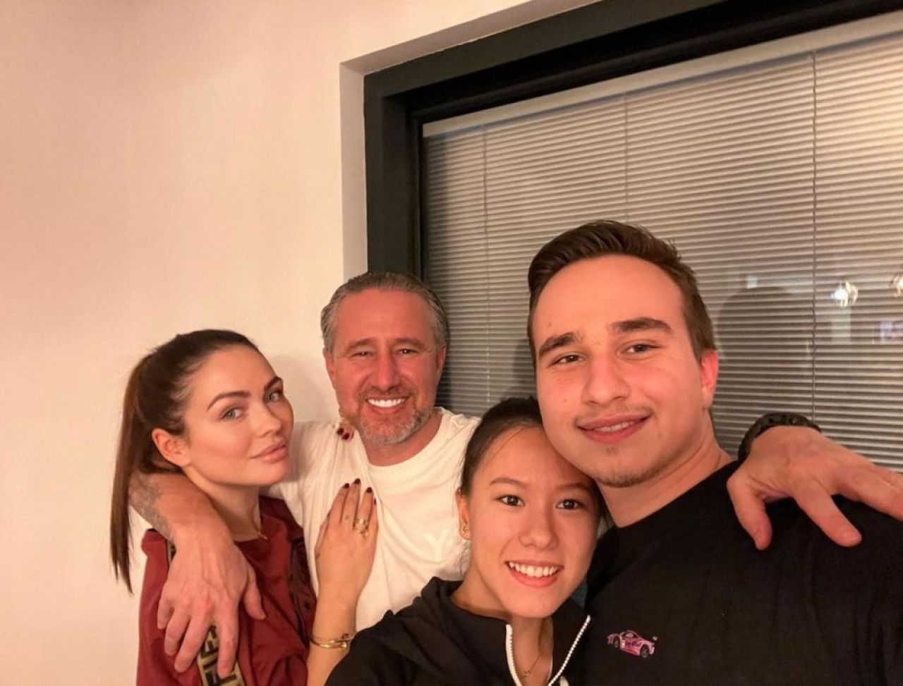 Laurențiu Reghecampf și Corina Caciuc nu se mai ascund. Au postat prima fotografie în trei de când au devenit părinți _1