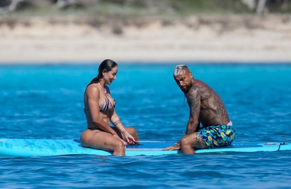 Aflată într-o relație cu un antrenor de fitness, fosta soție a lui Arturo Vidal 's-a întors' la fotbalist. Imaginile surprinse cu cei doi la plajă_2