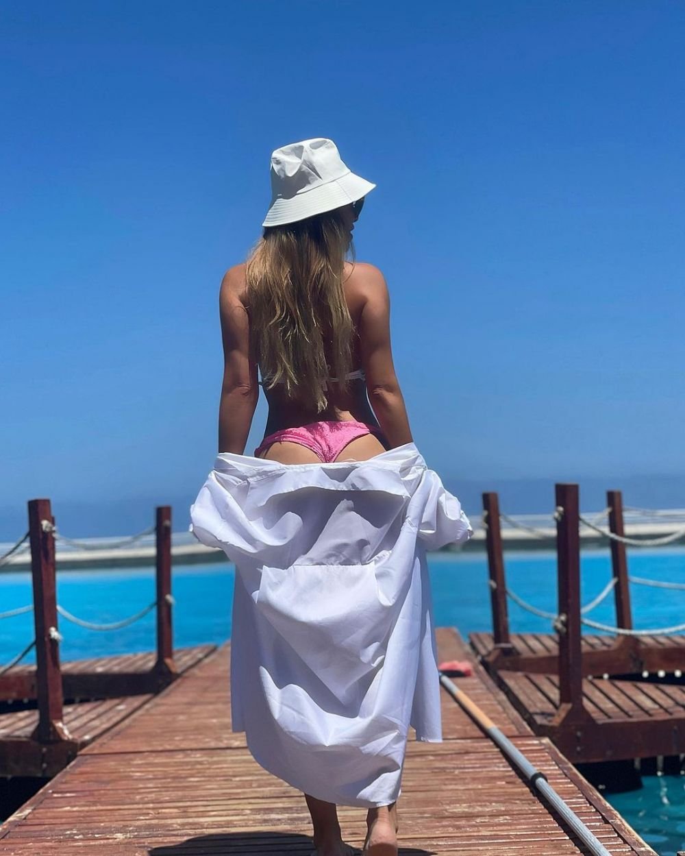 Aflată într-o relație cu un antrenor de fitness, fosta soție a lui Arturo Vidal 's-a întors' la fotbalist. Imaginile surprinse cu cei doi la plajă_33