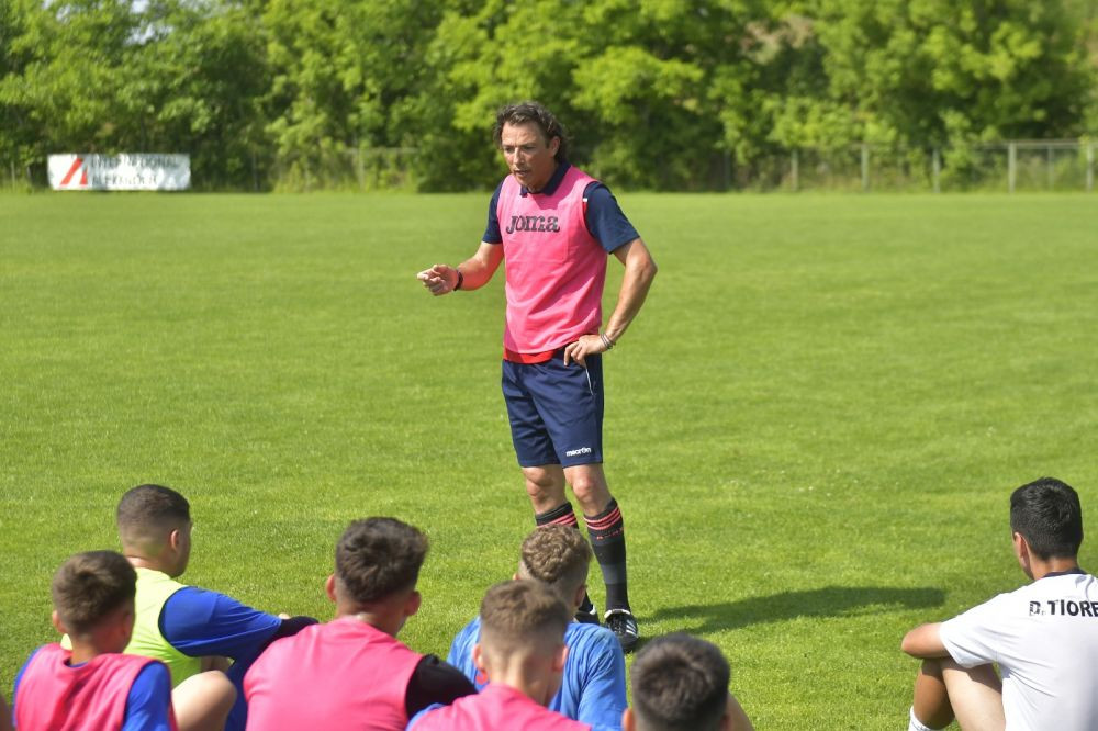 Ogăraru: &rdquo;Lăsați frezele și tatuajele! Folosiți-vă mintea! Jucați simplu!&rdquo; &bdquo;Avem copii talentați ca și cei din Academia Ajax! Problema e după v&acirc;rsta de 14 ani&rdquo;