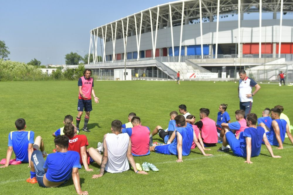 Ogăraru: ”Lăsați frezele și tatuajele! Folosiți-vă mintea! Jucați simplu!” „Avem copii talentați ca și cei din Academia Ajax! Problema e după vârsta de 14 ani”_4