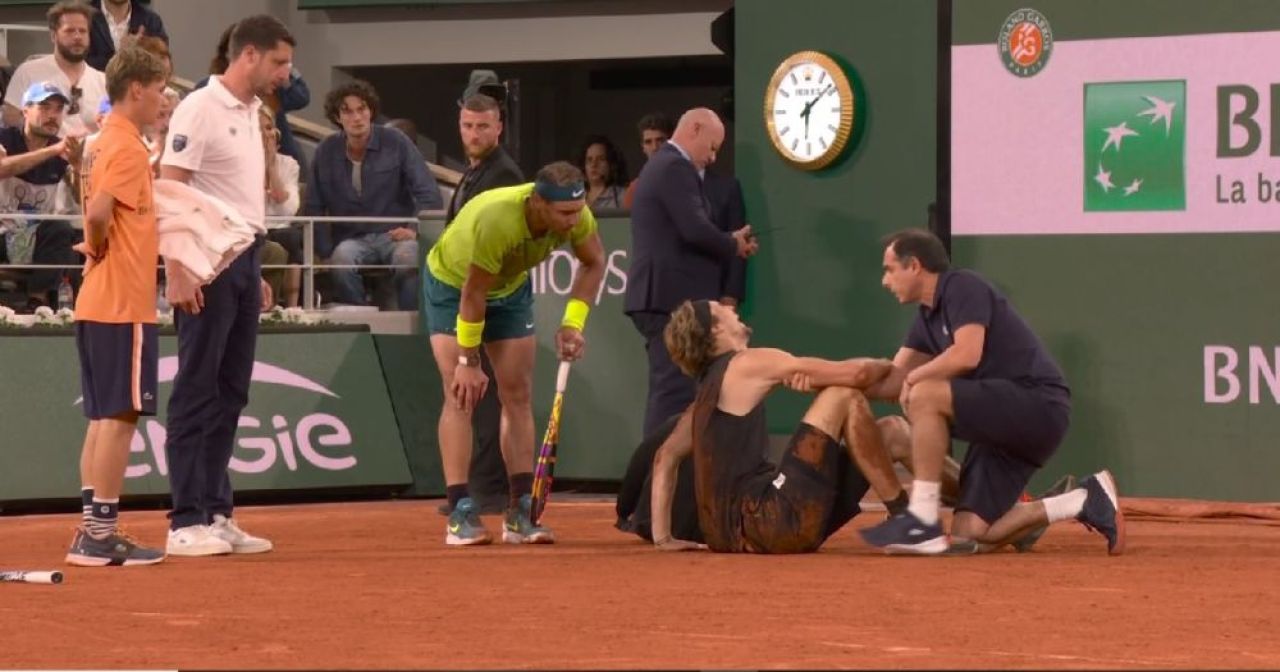 Retragere șocantă în semifinala Nadal - Zverev: germanul a abandonat meciul după o entorsă groaznică și a fost scos în scaunul cu rotile_16