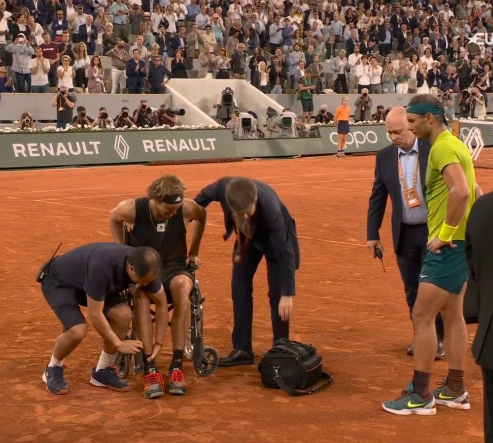 Retragere șocantă în semifinala Nadal - Zverev: germanul a abandonat meciul după o entorsă groaznică și a fost scos în scaunul cu rotile_17
