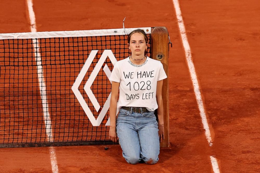 Incident nemaivăzut la Roland Garros: semifinala Cilic - Ruud, întreruptă de o protestatară care s-a legat de fileu_2