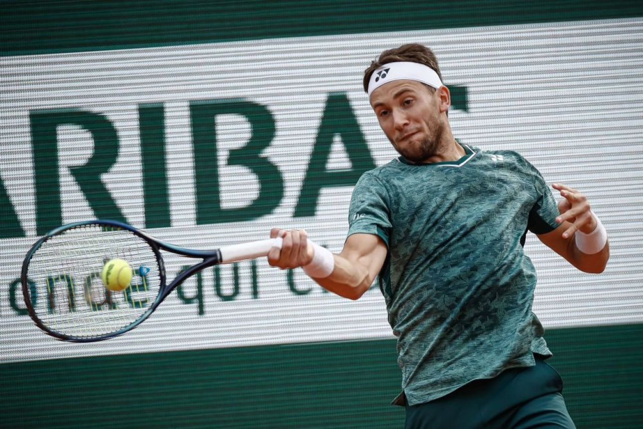 Incident nemaivăzut la Roland Garros: semifinala Cilic - Ruud, întreruptă de o protestatară care s-a legat de fileu_9