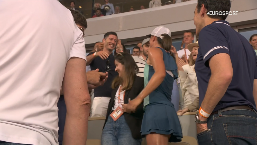 Două legende: Lewandowski și Swiatek s-au îmbrățișat după victoria polonezei la Roland Garros_3