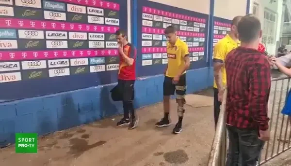 Iulian Cristea, accidentat în meciul Muntenegru - România, părăsește stadionul din Podgorica