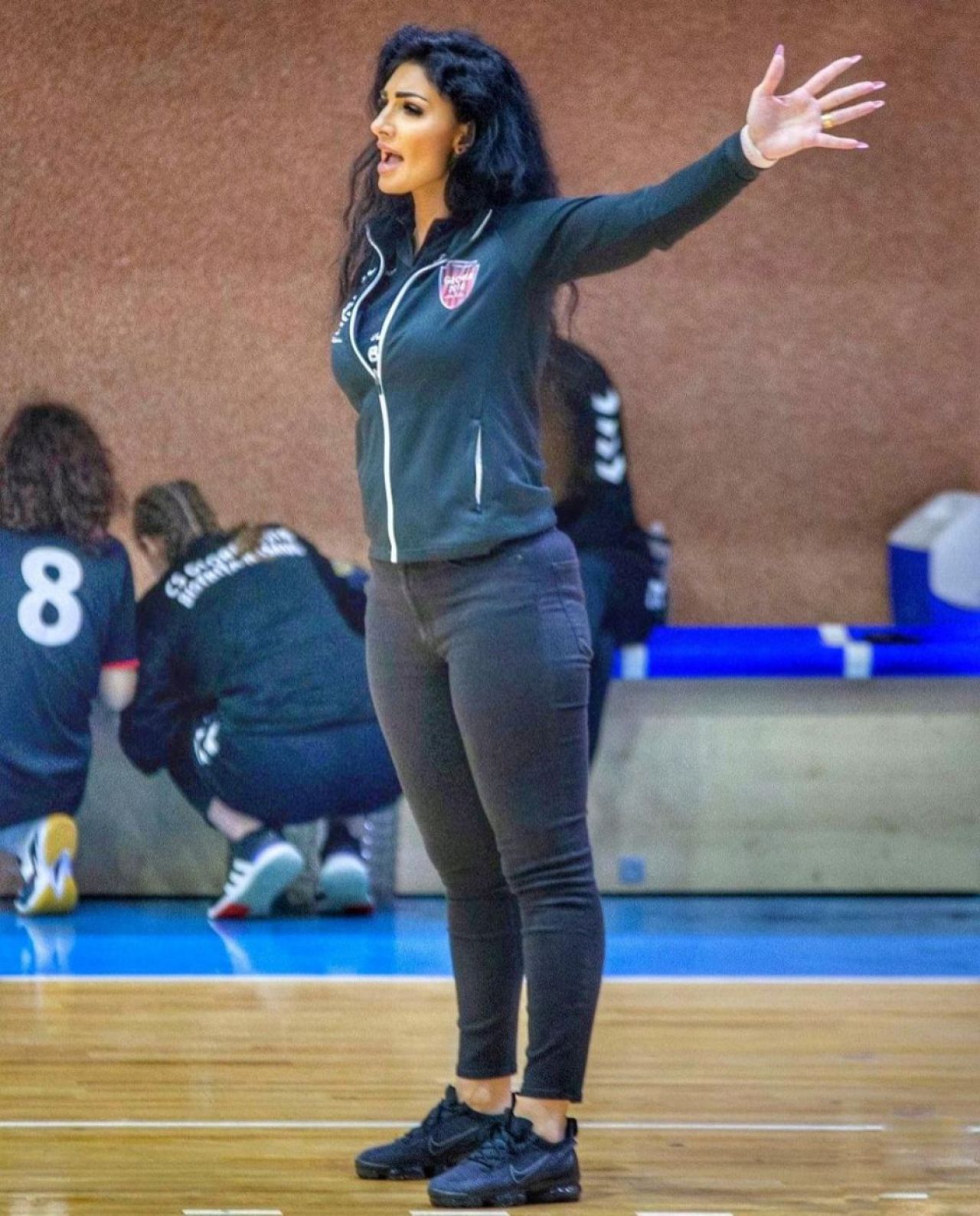 Antrenoarea de handbal de la CS Gloria Bistrița fură toate privirile! Fanii o îndeamnă să se apuce de modeling _33