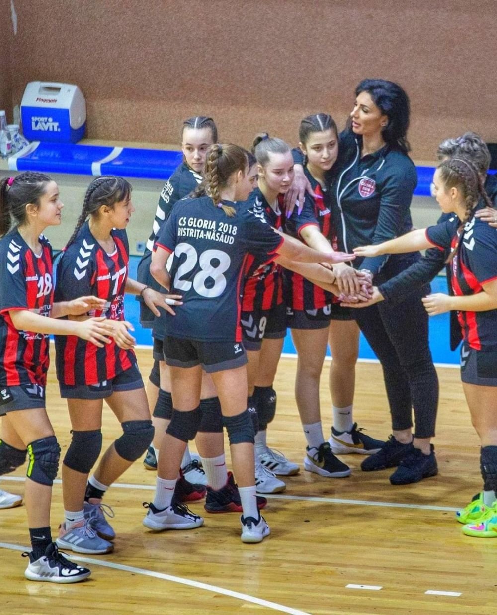 Antrenoarea de handbal de la CS Gloria Bistrița fură toate privirile! Fanii o îndeamnă să se apuce de modeling _35