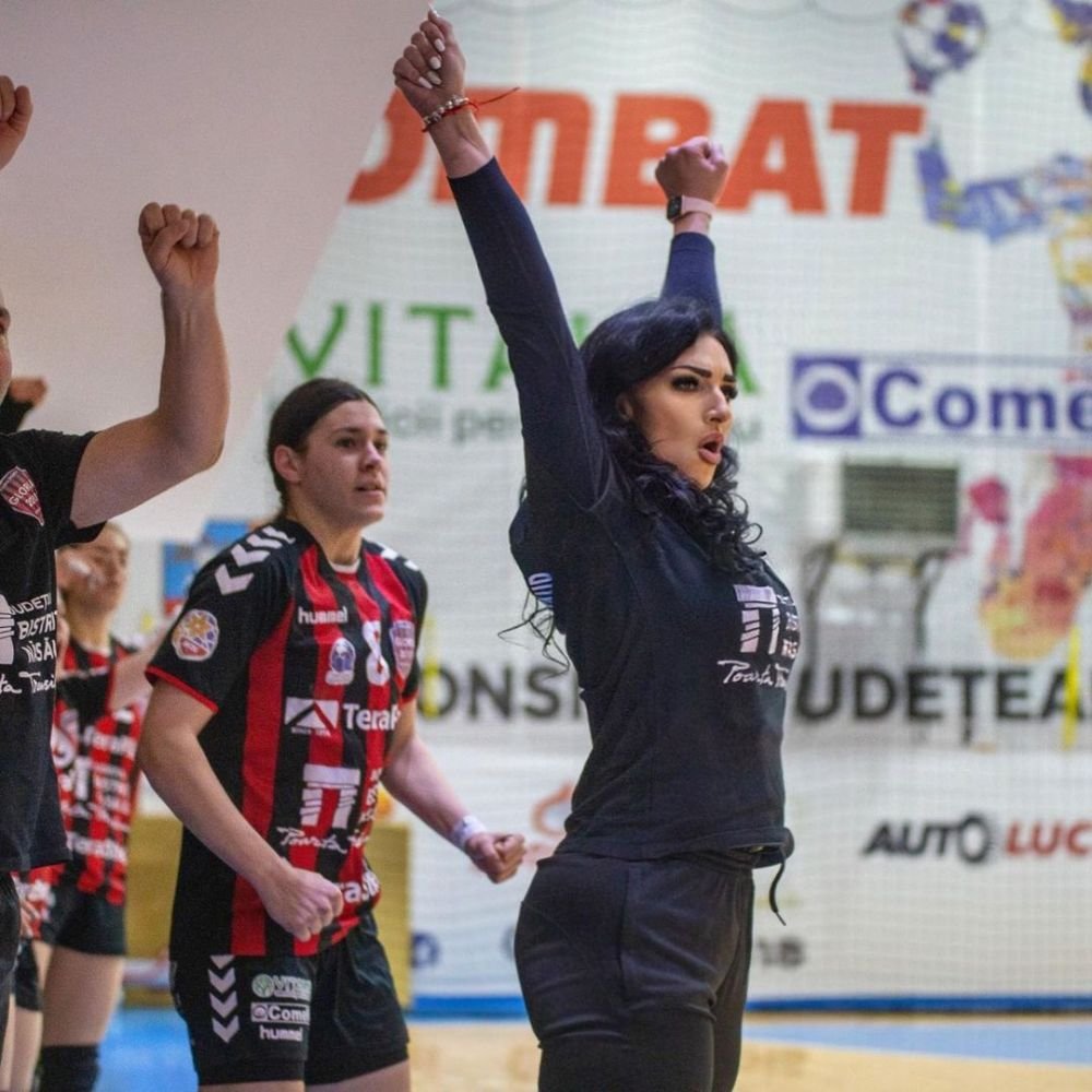 Antrenoarea de handbal de la CS Gloria Bistrița fură toate privirile! Fanii o îndeamnă să se apuce de modeling _43