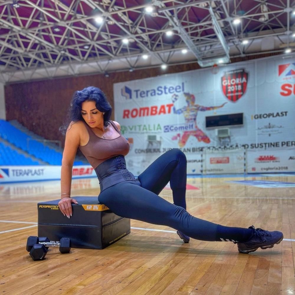 Antrenoarea de handbal de la CS Gloria Bistrița fură toate privirile! Fanii o îndeamnă să se apuce de modeling _46
