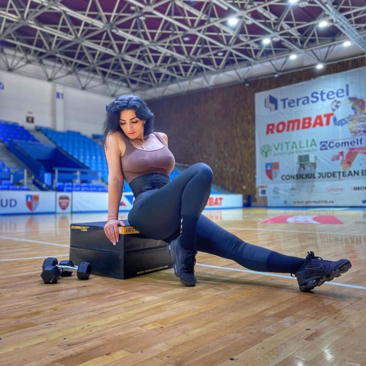 Antrenoarea de handbal de la CS Gloria Bistrița fură toate privirile! Fanii o îndeamnă să se apuce de modeling _49