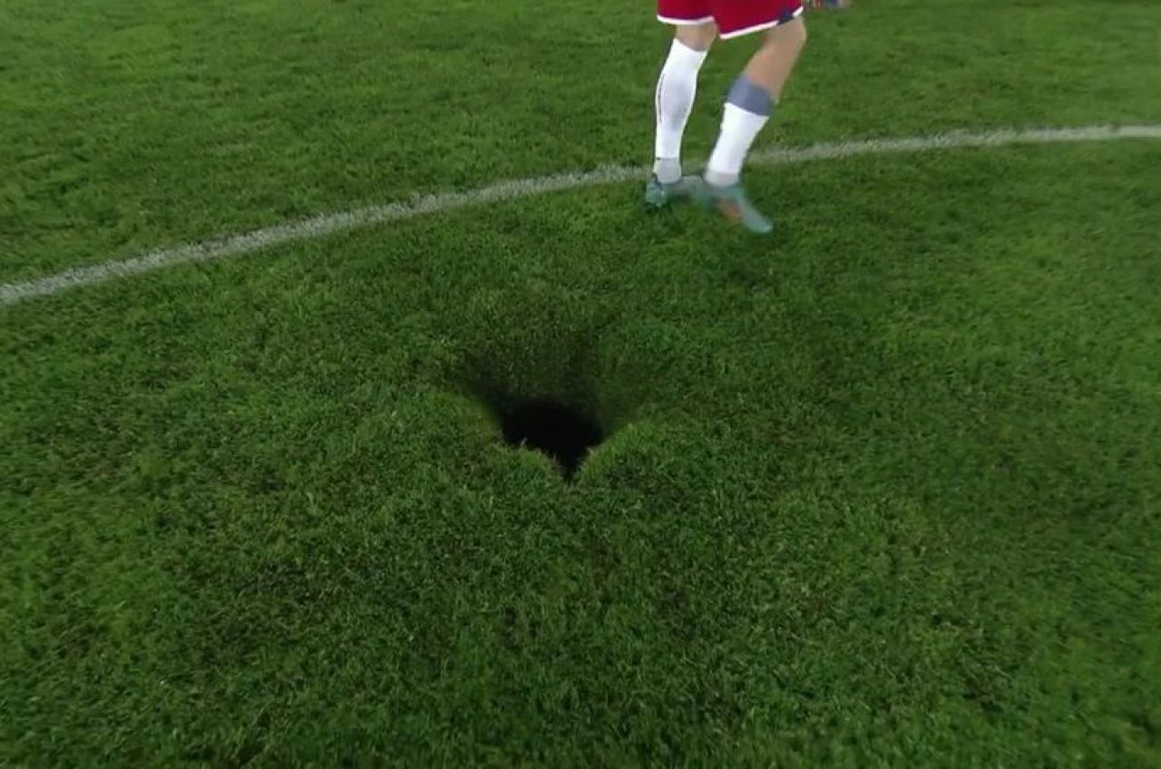 Moment bizar la meciul Austria - Danemarca. O gaură chiar la mijlocul terenului: