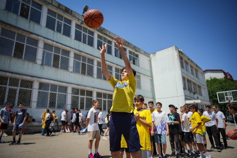 Baschetul 3x3 care dă înapoi comunității din Constanța. Echipele naționale au jucat baschet cu elevii_3