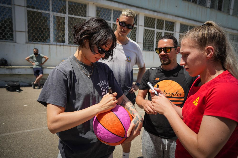 Baschetul 3x3 care dă înapoi comunității din Constanța. Echipele naționale au jucat baschet cu elevii_4