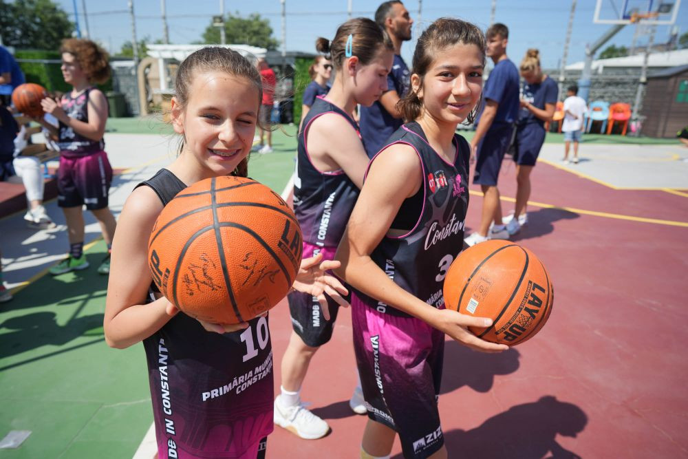 Baschetul 3x3 care dă înapoi comunității din Constanța. Echipele naționale au jucat baschet cu elevii_7