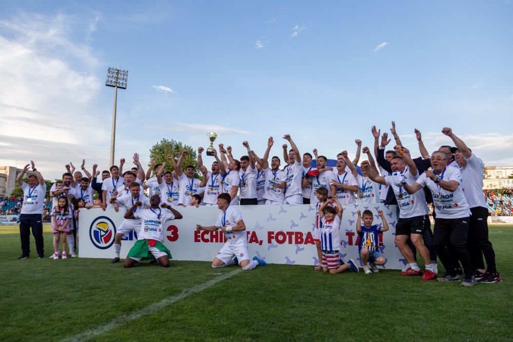 „Da, da, da, Oțelul e viața mea!” Dorinel Munteanu a produs bucurie nemărginită la Galați cu promovarea în Liga 2 _14