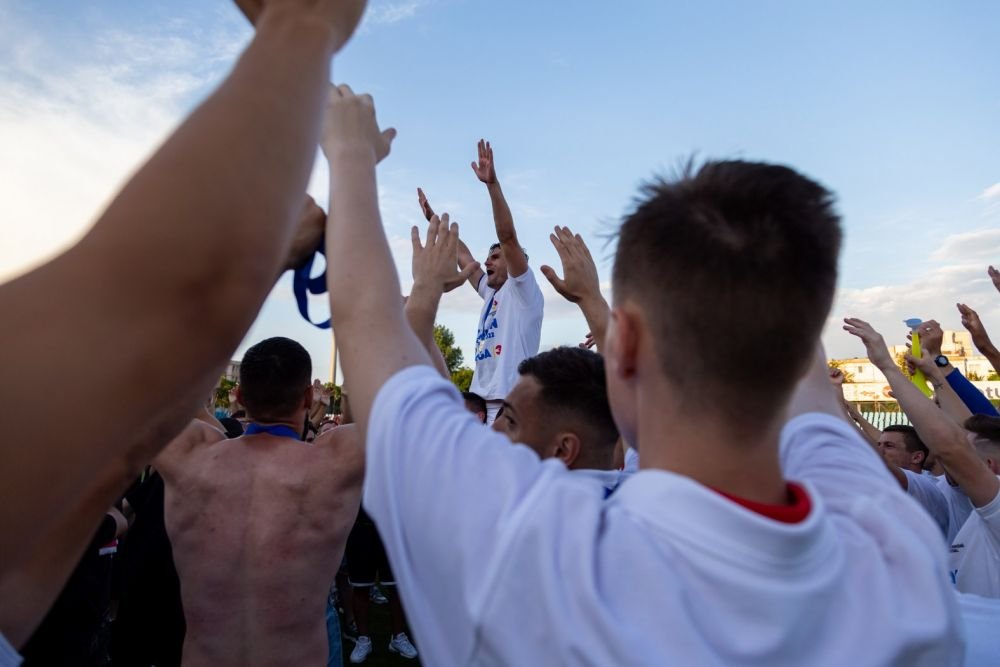 „Da, da, da, Oțelul e viața mea!” Dorinel Munteanu a produs bucurie nemărginită la Galați cu promovarea în Liga 2 _17