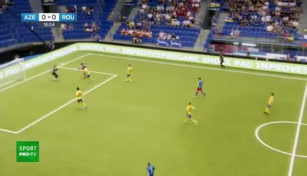 Rzayev preia perfect o pasă lungă, apoi șutează din unghi, însă trimite pe lângă poartă