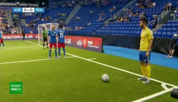 Ferik este găsit liber în centrul careului după o lovitură de la colț, însă trimite slab din poziție ideală