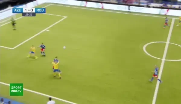 Balogh primește în fața porții, își păcălește adversarul, apoi șutează în forță, însă portarul azerilor respinge