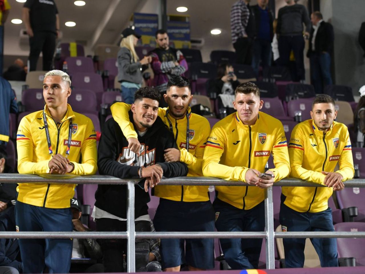 Florinel Coman n-a stat departe de stadion la România - Finlanda! S-a pozat cu rivalii din Liga 1_10
