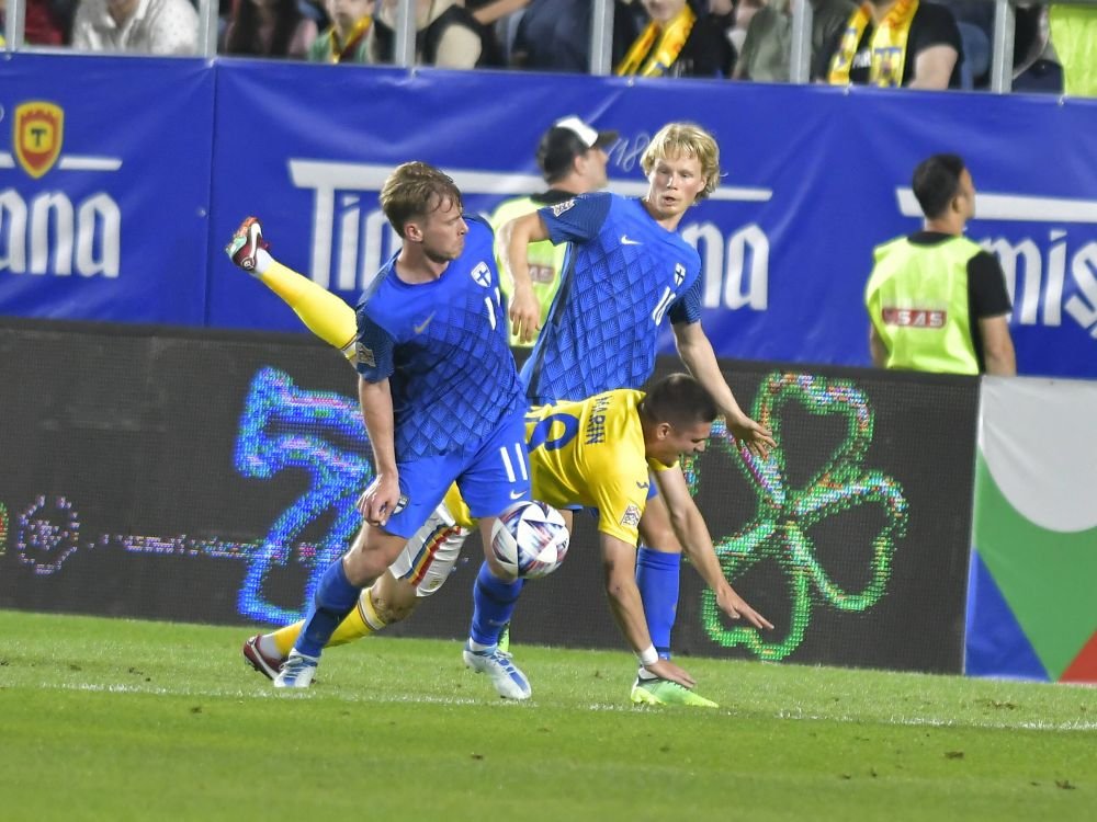 Florinel Coman n-a stat departe de stadion la România - Finlanda! S-a pozat cu rivalii din Liga 1_13