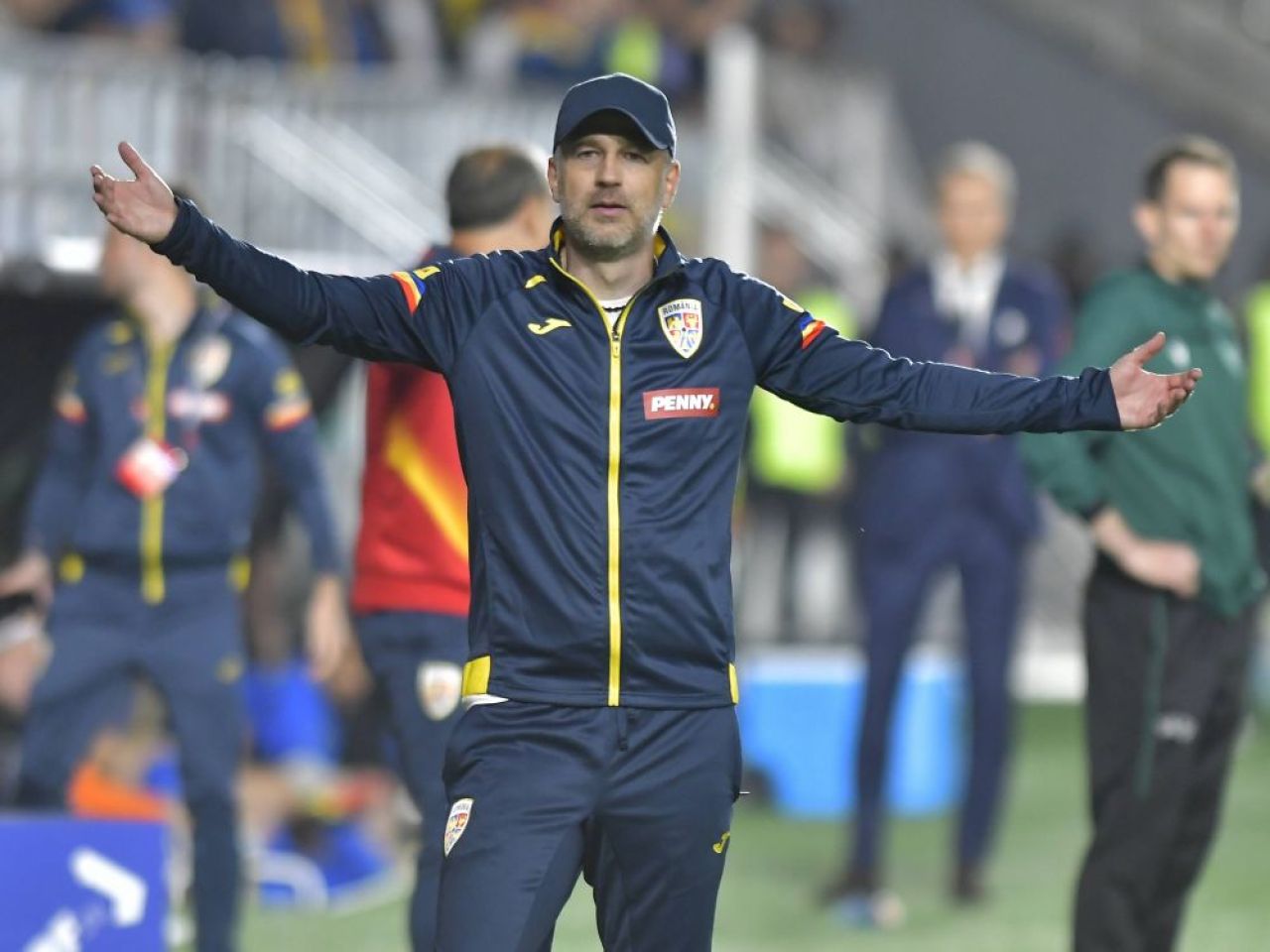 Florinel Coman n-a stat departe de stadion la România - Finlanda! S-a pozat cu rivalii din Liga 1_15